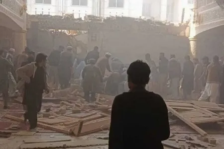 Pakistanda kamikadze məsciddə özünü partlatdı - 17 ölü, 80 yaralı