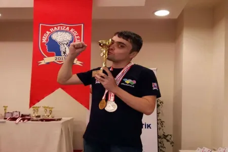 Azərbaycanlı mütəxəssis dünyanın ən güclü 10 yaddaşından biri seçildi