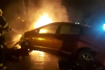 Bakıda maşın səkiyə çırpılıb yandı - VİDEO