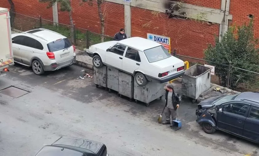 Mağazasının önünü bağlayan maşını zibil qutusuna atdı - ANBAAN VİDEO
