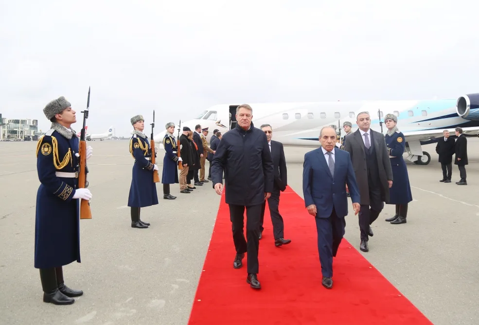 Rumıniya prezidenti Azərbaycana gəldi - FOTO