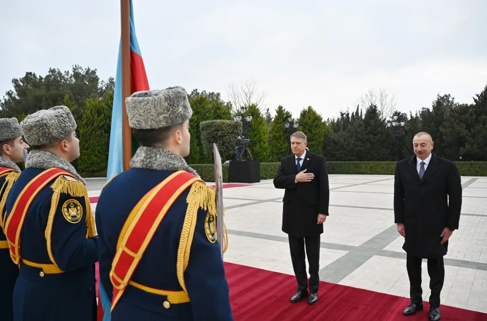 İlham Əliyev Rumıniya prezidentini qarşıladı - FOTOLAR