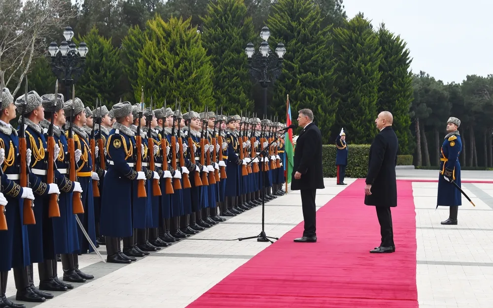İlham Əliyev Rumıniya prezidentini qarşıladı - FOTOLAR