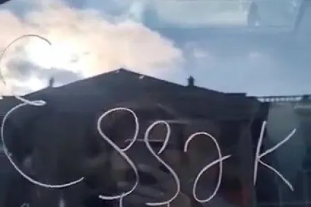 Bakıda qadın sürücü yolu kəsən maşının üstünə “eşşək” yazdı – - VİDEO