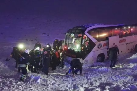 Türkiyədə sərnişin avtobusu aşıb, 30 nəfər yaralanıb