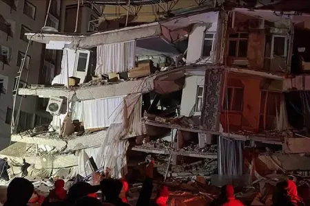 Türkiyədə baş verən zəlzələdə - 76 ölü, 440 yaralı