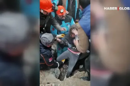 Uşaq 7 mərtəbəli binanın dağıntıları altından sağ çıxarıldı - VİDEO