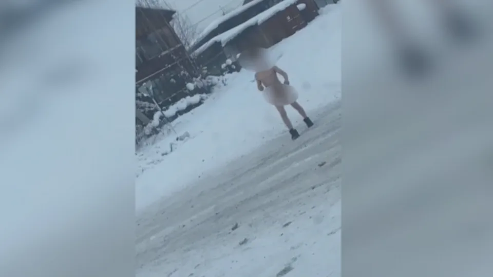 Küçədə çılpaq gəzən kişi saxlanıldı - FOTO