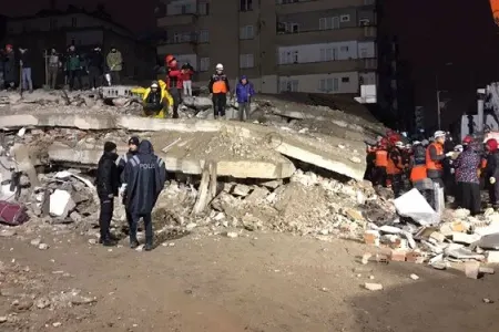 Ana və üç uşağı 28 saatdan sonra xilas edildi