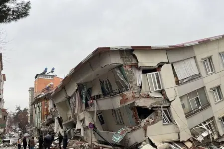 Zəlzələdən sonra video çəkərkən dağıntılar altında qaldı