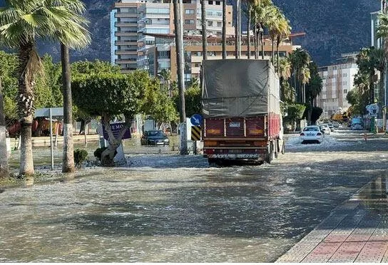 Türkiyədə zəlzələdən sonra dəniz səviyyəsi qalxdı: - Küçələr su altında qaldı - FOTOLAR