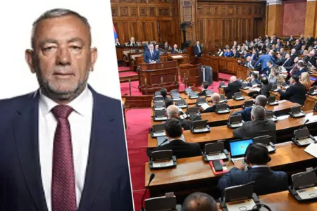 İclasda pornofilm izləyən deputat istefa verdi