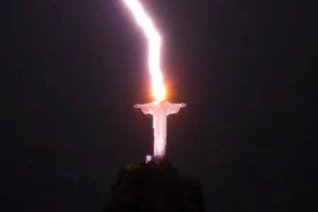Braziliyada İsa Məsihin heykəlini ildırım vurdu
