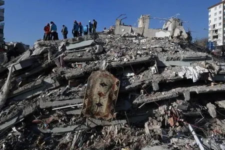 Türkiyədə zəlzələdən 140 saat sonra 57 yaşlı qadını xilas edildi