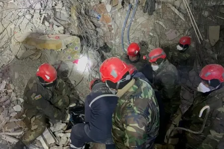 FHN-in xilasediciləri Türkiyədə 51 nəfəri dağıntılar altından sağ çıxarıb