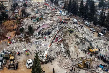 Türkiyədə 35 yaşlı kişi və 7 yaşlı uşaq dağıntılar altından sağ çıxarılıb