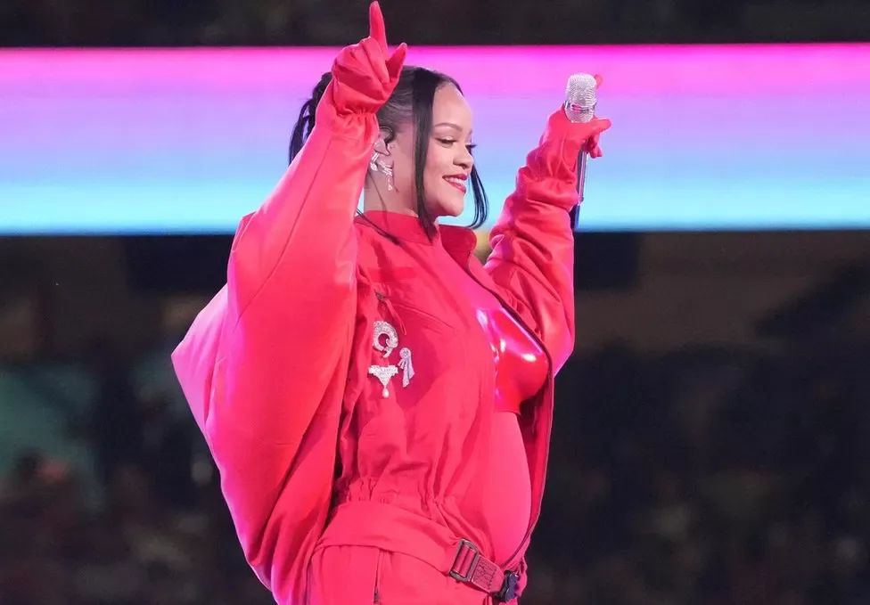 Hamilə Rihanna 5 ildən sonra havada konsert verdi - FOTO / VİDEO