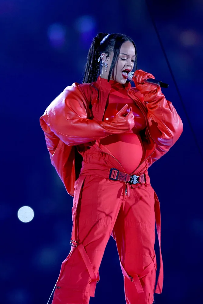 Hamilə Rihanna 5 ildən sonra havada konsert verdi - FOTO / VİDEO