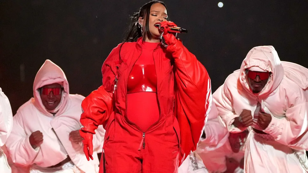 Hamilə Rihanna 5 ildən sonra havada konsert verdi - FOTO / VİDEO