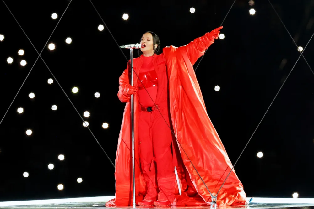 Hamilə Rihanna 5 ildən sonra havada konsert verdi - FOTO / VİDEO