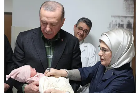 Ərdoğan zəlzələdən zərər görənləri ziyarət etdi - FOTOLAR