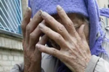 Azərbaycanda narkoman anasını vəhşicəsinə döyüb küçəyə atdı