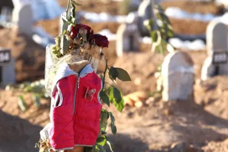 Zəlzələdə ölənlərin məzarlarına ürəkağrıdan xatirələr düzülür - FOTOLAR