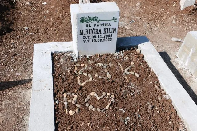 Zəlzələdə ölənlərin məzarlarına ürəkağrıdan xatirələr düzülür - FOTOLAR