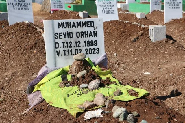Zəlzələdə ölənlərin məzarlarına ürəkağrıdan xatirələr düzülür - FOTOLAR