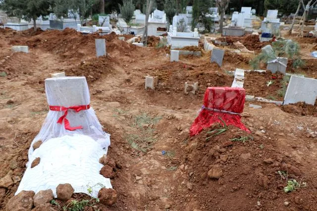 Zəlzələdə ölənlərin məzarlarına ürəkağrıdan xatirələr düzülür - FOTOLAR