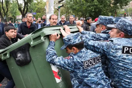 Ermənistanda hökumət binası qarşısında etiraz aksiyası keçirilir