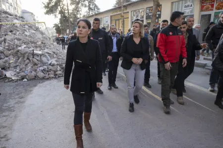 Almaniyalı nazirlər zəlzələ bölgəsində - FOTO