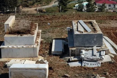 Zəlzələ məzarları da dağıdıb - FOTO
