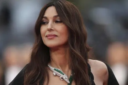 58 yaşlı aktrisa Monika Belluççi indi onunla sevgilidir - FOTO
