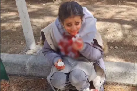 İranda məktəbli qız baş örtüyünə görə qəddarcasına döyüldü - Video
