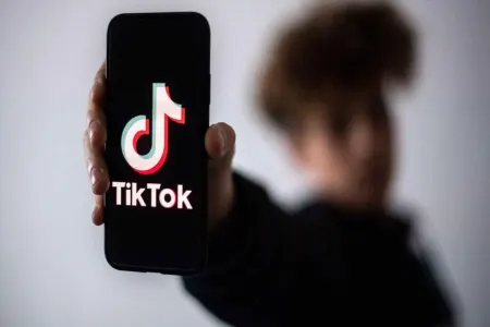 Avropa Komissiyasının üzvlərinə “TikTok”dan istifadə qadağan edilib