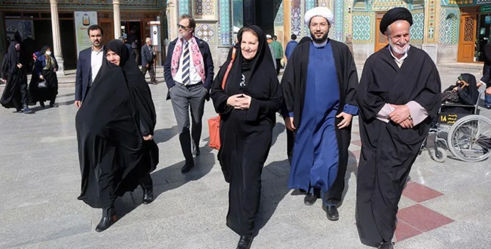 Çadraya bürünən avropalı səfir ciddi narazılıq doğurdu- - FOTO