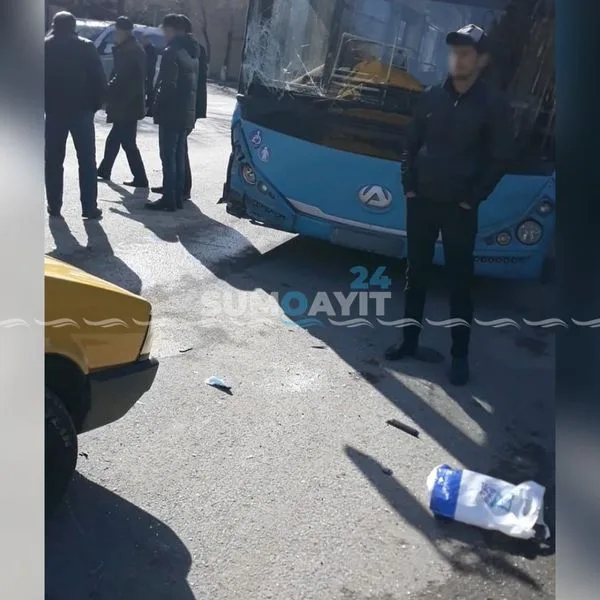 Sumqayıtda sərnişinlərlə dolu avtobus qəzaya uğradı