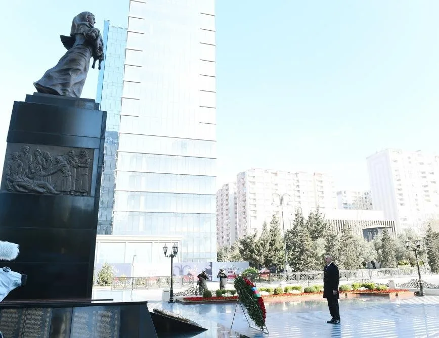 İlham Əliyev Xocalı soyqırımı abidəsini ziyarət etdi - YENİLƏNDİ