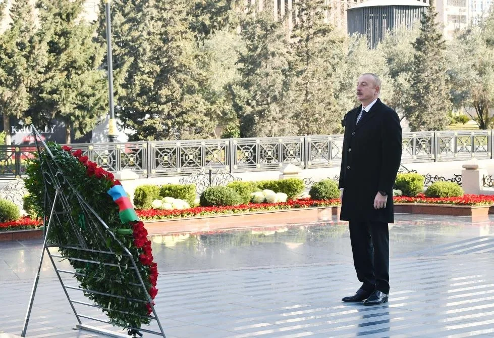 İlham Əliyev Xocalı soyqırımı abidəsini ziyarət etdi - YENİLƏNDİ