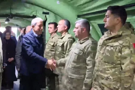 Hulusi Akar Azərbaycandan gələn tibb personalı ilə görüşdü