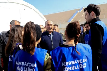 Mövlud Çavuşoğlu Türkiyədə Azərbaycan könüllüləri ilə görüşdü
