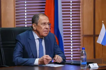 Sergey Lavrov Fəxri və Şəhidlər xiyabanlarını ziyarət edib