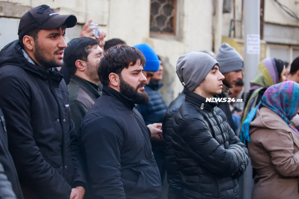 İnsanlar Hacı Şahinlə vidalaşır - FOTOLAR