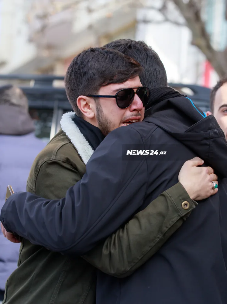 İnsanlar Hacı Şahinlə vidalaşır - FOTOLAR