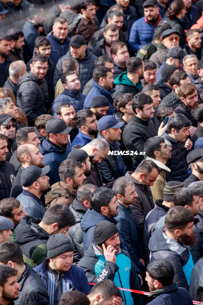 İnsanlar Hacı Şahinlə vidalaşır - FOTOLAR