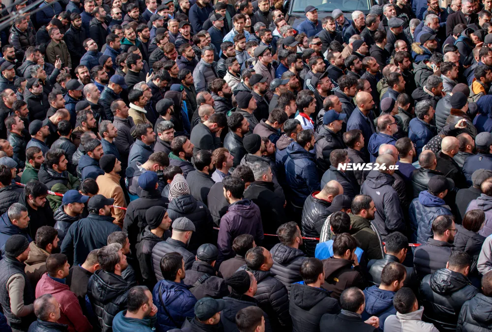 İnsanlar Hacı Şahinlə vidalaşır - FOTOLAR