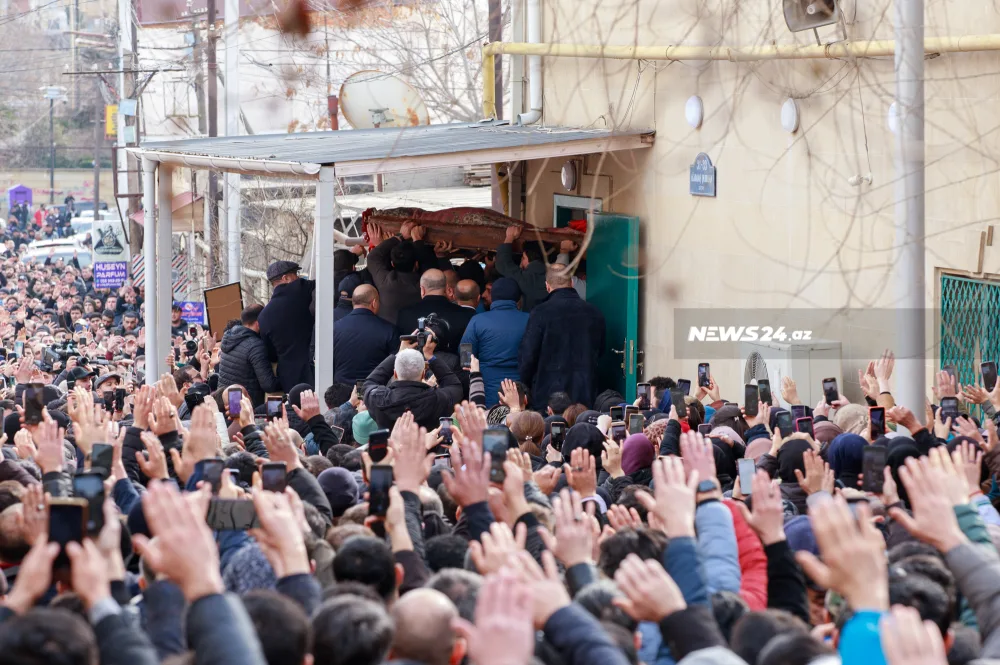 İnsanlar Hacı Şahinlə vidalaşır - FOTOLAR
