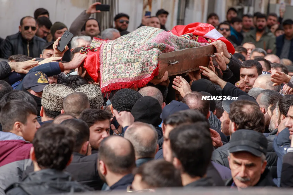 İnsanlar Hacı Şahinlə vidalaşır - FOTOLAR
