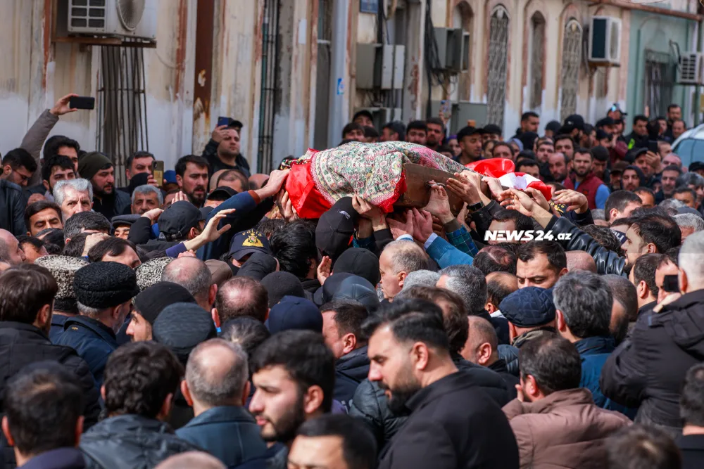 İnsanlar Hacı Şahinlə vidalaşır - FOTOLAR